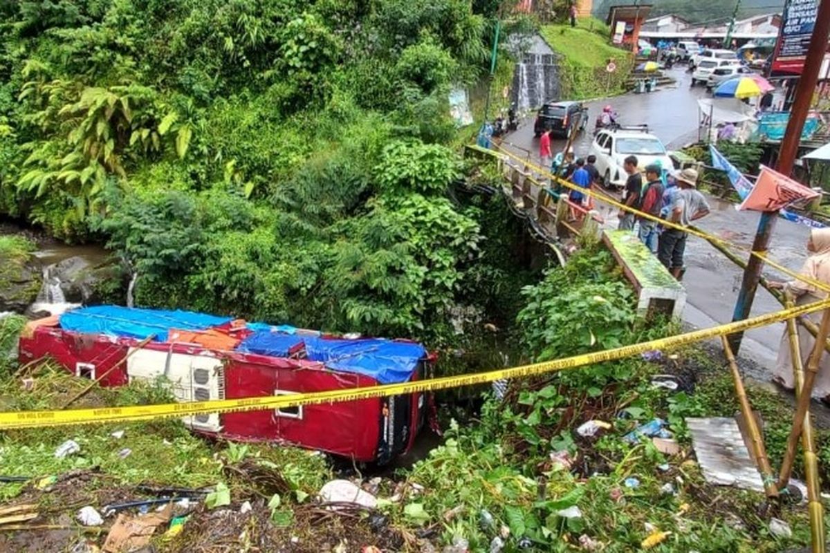 Bus pariwisata terjun ke Sungai Awu Kawasan Objek Wisata Guci Tegal, Jawa Tengah, Minggu (7/5/2023).