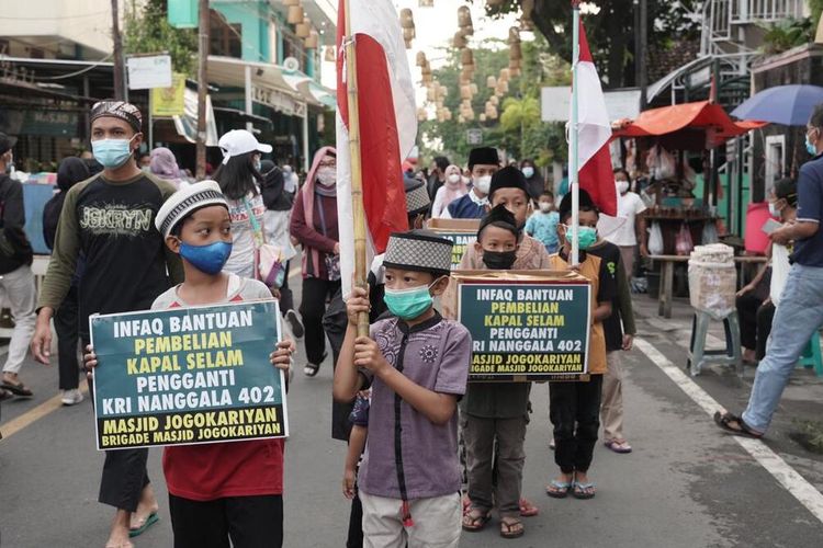 Anak-anak jamaah Masjid Jogokariyan saat keliling mencari sumbangan untuk membeli kapal selam pengganti KRI Nanggala 402