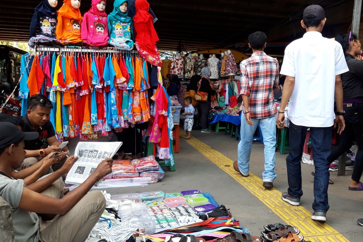 Trotoar di Tanah Abang Jakarta Pusat dipenuhi pedagang musiman selama Ramadhan. Foto diambil Senin (13/5/2019)