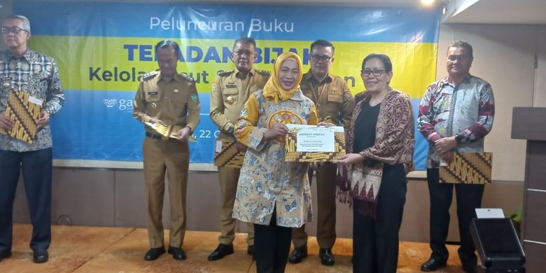 Kepala Dinas Ketahanan Pangan Kota Semarang Endang Sarwiningsih mewakili Wali Kota Semarang Hevearita Gunaryanti Rahayu dalam penerimaan Sertifikat Apresiasi dari Badan Perencanaan Pembangunan Nasional (Bappenas) Republik Indonesia (RI). Penghargaan ini diserahkan oleh Deputi Bidang Kemaritiman dan Sumber Daya Alam Bappenas RI Doktor (Dr) Vivi Yulaswati, di Jakarta, Selasa (22/10/2024).