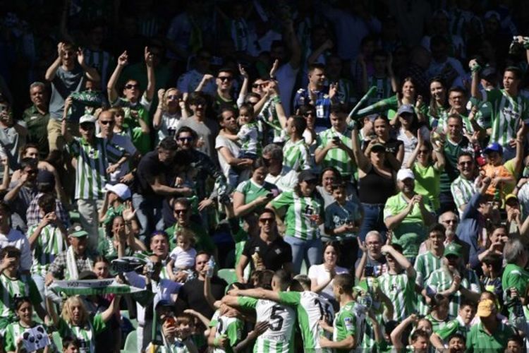 Suasana di Stadion Benito Villamarin saat para pemain Real Betis mencetak gol dalam laga lanjutan Liga Spanyol kontra RCD Mallorca, 19 Maret 2023.