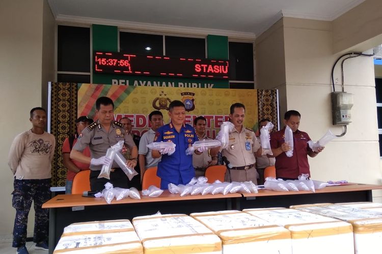 Ditpolairud Polda Riau menggelar konferensi pers penyerahan benih lobster ke Karantina Ikan Pekanbaru, Riau, Sabtu (17/8/2019).