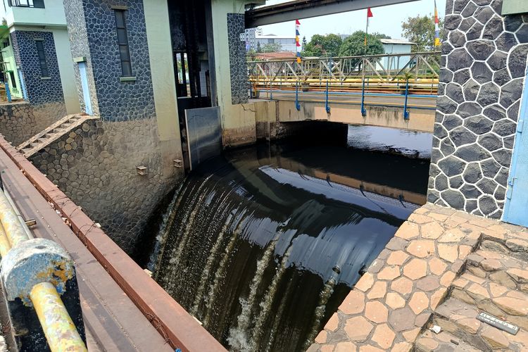Kenapa Kali Bekasi Kembali Menghitam dan Berbusa Usai Hujan?