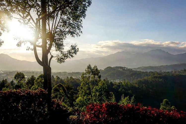 Pemandangan Gunung Banyak dari Taman Langit, Malang