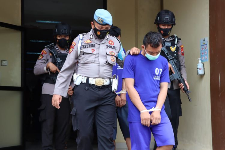 Polisi menunjukkan pelaku pengeroyokan yang menewaskan FR (30) pemuda Desa Muryolobo, Kecamatan Nalumsari saat jumpa pers di Mapolres Jepara, Kamis (26/5/2022).