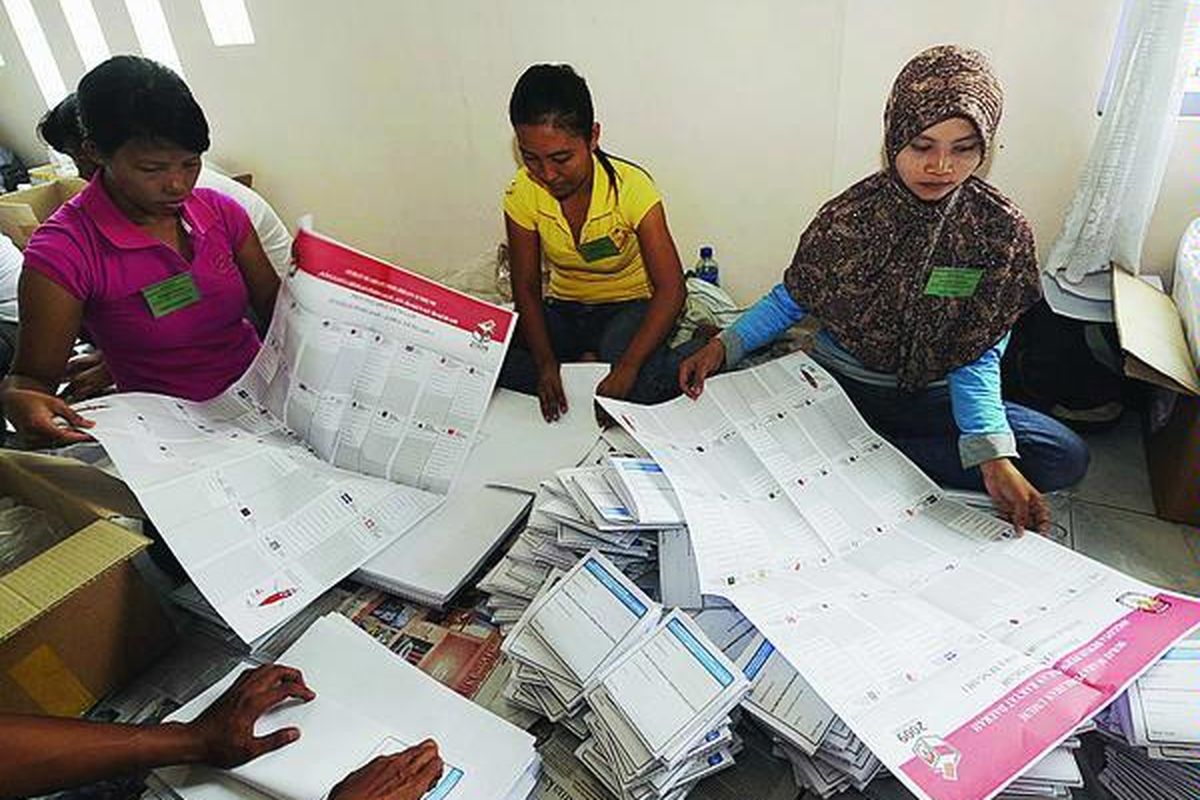 Pekerja melipat surat suara yang akan digunakan dalam Pemilu Legislatif Jawa Tengah di Balai Latihan Kerja Indonesia (BLKI), Kota Semarang, Jawa Tengah, Kamis (19/2). Saat ini Komisi Pemilihan Umum Jawa Tengah mengerahkan 250 pekerja untuk melipat 1.222.500 lembar surat suara.  