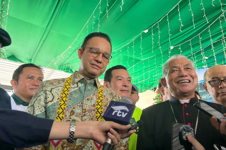 Calon presiden (capres) nomor urut 1, Anies Baswedan membacakan sajak karya WS Rendra berjudul  ‘Rakyat Adalah Sumber Kedaulatan’ saat bertemu Uskup Agung Pontianak Monsinyur Agustinus Agus, Selasa (26/12/2023) siang. 