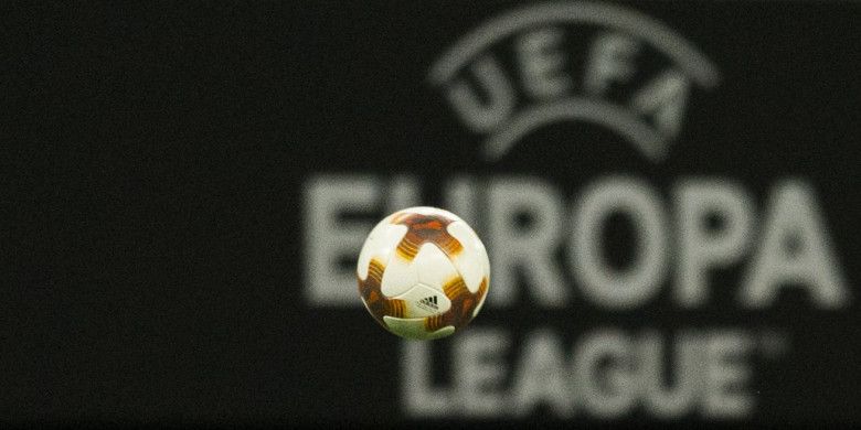 Sebuah bola melayang melewati logo Liga Europa pada laga Napoli kontra RB Leipzig pada 22 Februari 2018 di Leipzig.