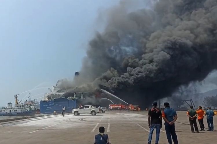 Kondisi KMP Mutiara Berkah I Terbakar di dermaga Pelabuhan Indah Kiat Merak