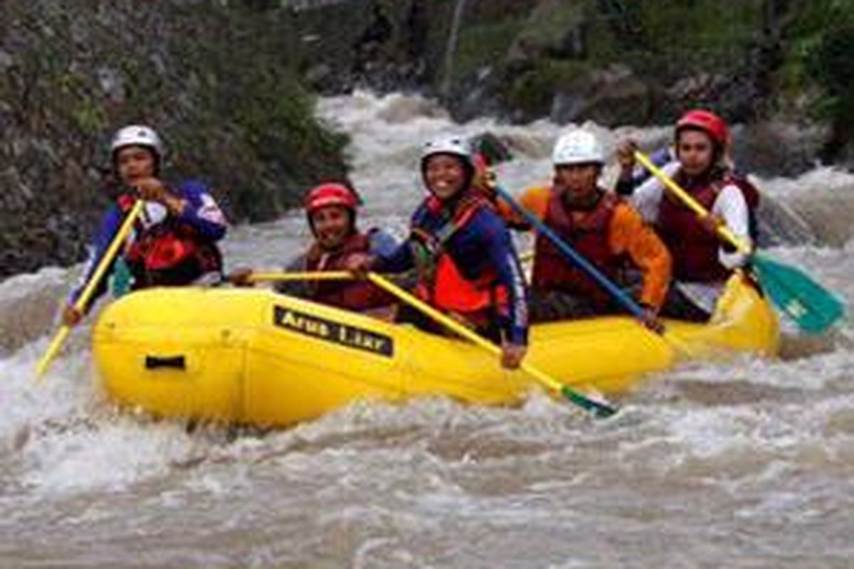 Ekspedisi Kompas Ciliwung 2009 - Tim Ekspedisi Kompas Ciliwung 2009 menyusuri hulu sungai Ciliwung, Bogor, Minggu (18/1). Ekspedisi ini mencoba menggali bebagai aspek sejarah sosial dan kemanusiaan serta memotret realitas sosial-budaya, ekonomi dan kerusakan alam di sepanjang Sungai Ciliwung, mulai dari daerah di sekitar mata air sampai ke muara.