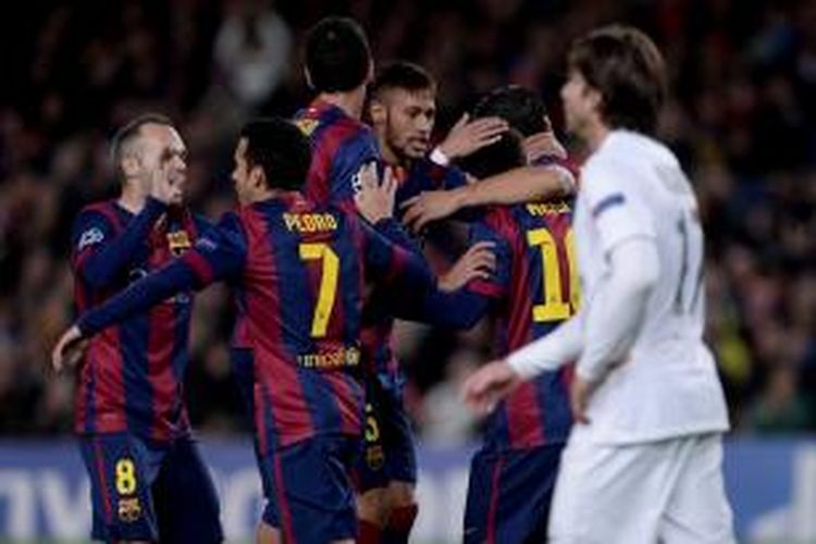 Para pemain Barcelona saat merayakan gol Lionel Messi ke gawang Paris Saint-Germain pada matchday keenam Grup F Liga Champions di Camp Nou, Rabu (10/12/2014). 