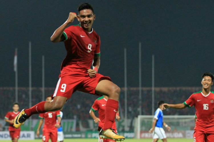 Muhammad Rafli Mursalim melakukan selebrasi di laga timnas U-19 Indonesia kontra Singapura, Selasa (3/7/2018).