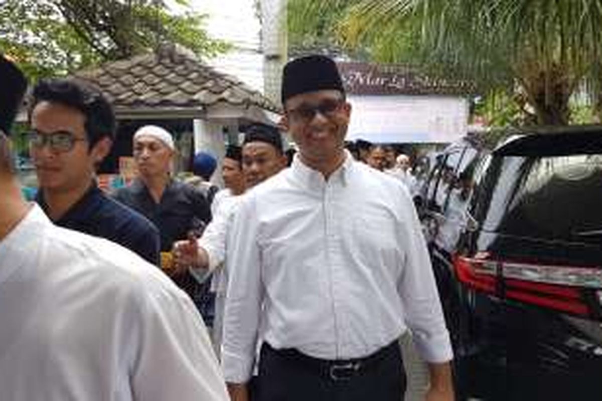 Bakal calon gubernur DKI Jakarta Anies Baswedan saat berada di salah satu posko pemenangannya di Johar Baru, Jakarta Pusat, Jumat (30/9/2016).