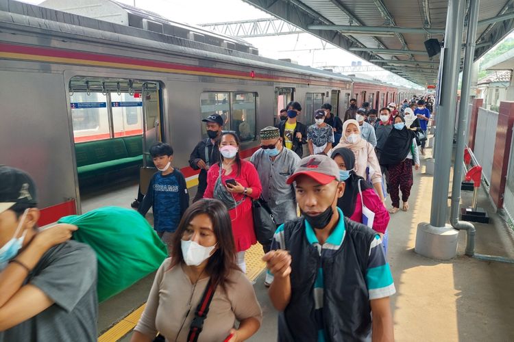 Suasana para penumpang kereta rel listrik di Stasiun Tangerang, Kota Tangerang, Kamis (19/5/2022).