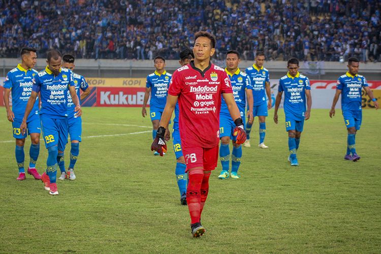 Para pemain Persib keluar dari lapangan setelah ditahan imbang Barito Putera dengan skor 0-0, dalam lanjutan pertandingan pekan ke-28 Liga 1 2019, di Stadion Si Jalak Harupat, Kabupaten Bandung, Minggu (24/11/2019).