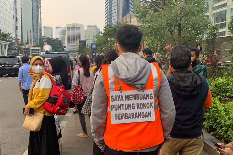 Sudin Lingkungan Hidup Jakarta Pusat memberikan hukuman bagi pelanggar yang terbukti membuang sampah sembarangan di area Citayam Fashion Week, Jakarta Pusat.