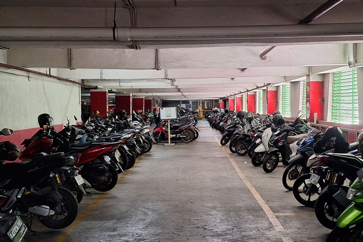 Kondisi lahan parkir motor resmi di Blok A Tanah Abang, Selasa (11/3/2025).
