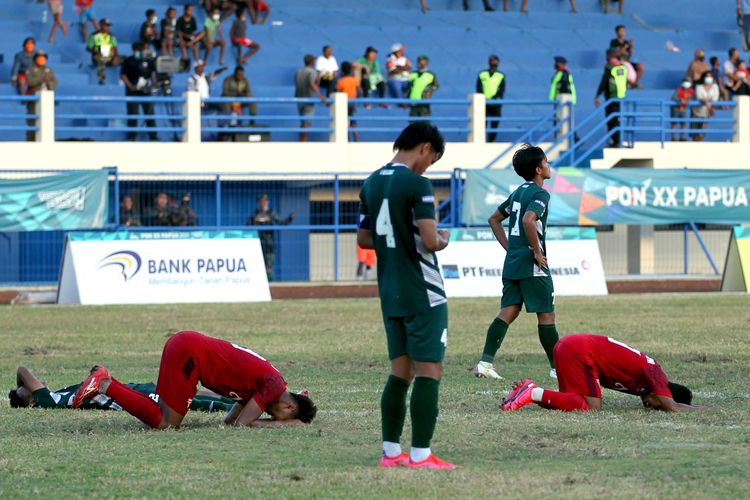Pemain Aceh sujud bersyukur seusai mengalahkan Jawa Timur saat semifinal PON XX Papua 2021 yang berakhir dengan skor 1-2 di Stadion Barnabas Youwe Sentani Kabupaten Jayapura, Selasa (12/10/2021) sore.