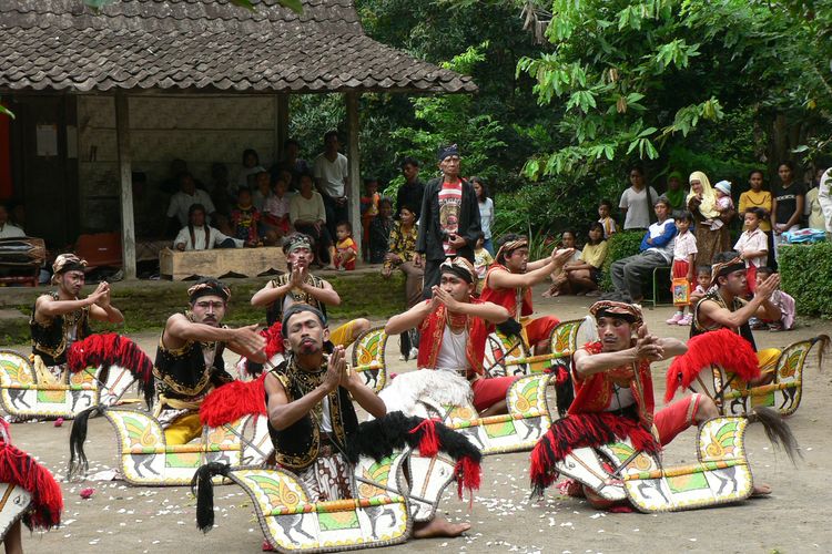Kuda lumping merupakan salah satu cabang kesenian yang sudah lama tumbuh dan berkembang di berbagai kabupaten di Jawa Tengah.