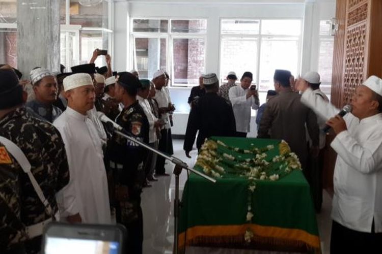 Jenazah KH Hasyim Muzadi saat dishalatkan di Masjid Al-Ghozali Pondok Pesantren Al-Hikam Kota Malang, Kamis (16/3/2017)