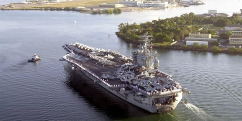 Kapal induk USS Nimitz tengah memasuki perairan Pearl Harbour, Hawaii.