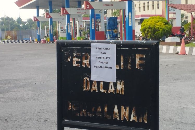 Salah satu stasiun pengisian bahan bakar (SPBU) di Jalan Abdul Haris (AH) Nasution, Kecamatan Medan Johor, Kota Medan, Rabu (15/7/2026) tutup. Bahan bakar minyak sudah habis, dan tuk pengangkut minyak tak kunjung datang hingga sore hari.
