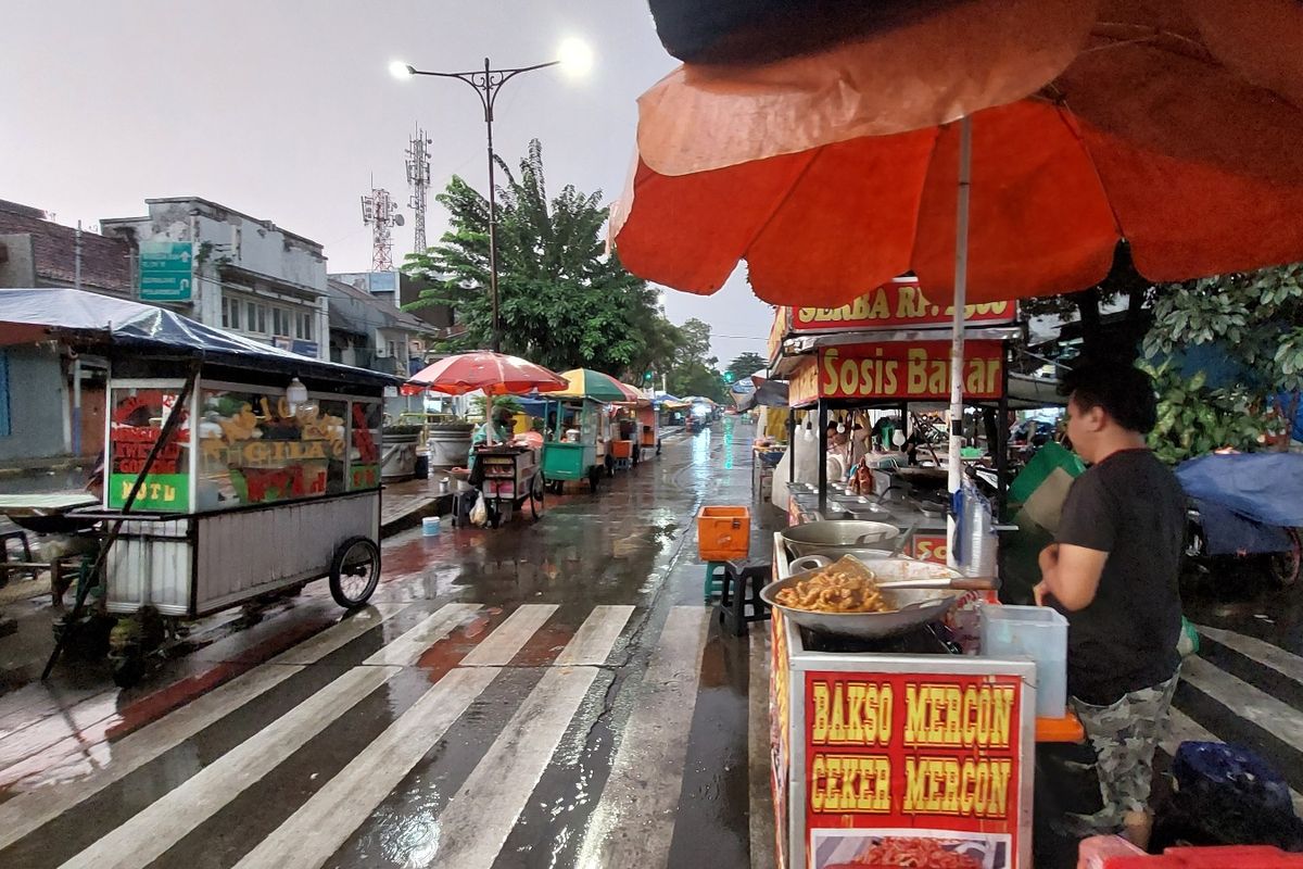 Pedagang kaki lima di Jalan Kali Besar timur, kawasan wisata Kota Tua, Jakarta Barat, barh mulai membuka lapak menjelang waktu berbuka puasa, Selasa (5/4/2022).