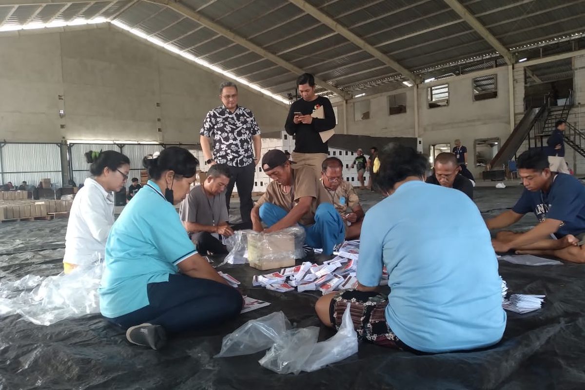 Proses penyortiran dan pelipatan surat suara di Gudang Logistik KPU Buleleng di Desa Pemaron, Kecamatan Buleleng, Kabupaten Buleleng, Provinsi Bali, Selasa (15/10/2024).