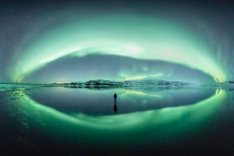 Foto Larryn Rae diambil oleh Aurora Borealis di Islandia.