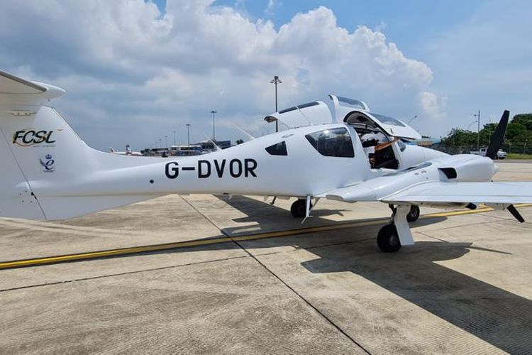 TNI AU memerintahkan pesawat asing dari Malaysia mendarat di Lanud Hang Nadim, Batam, karena terbang tanpa izin di wilayah Indonesia pada Jumat (13/5/2022). Foto: Dinas Penerangan TNI AU