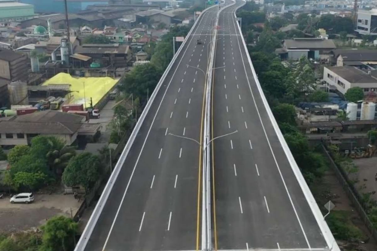 Jalan Tol Layang Dalam Kota Seksi Kelapa Gading - Pulo Gebang sepanjang 9,3 km. 