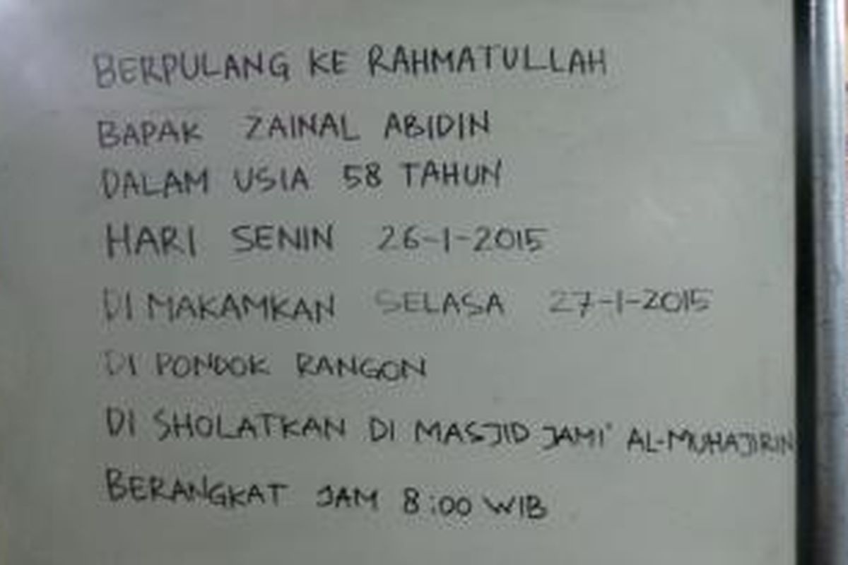 Papan pengumuman meninggalnya aktor kenamaan Zainal Abidin Domba dipasang di depan kediamannya, Jalan Damar Laut IV, Depok Timur, Jawa Barat, Senin (26/1/2015) malam.