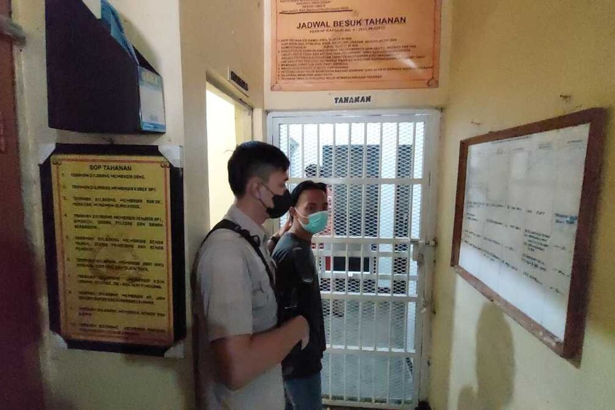 Tersangka perusakan masjid di Bandung Barat ditangkap polisi, Senin (23/5/2022).