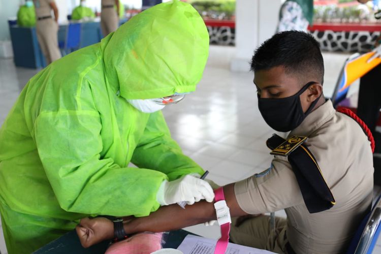 Praja IPDN Kampus Jatinangor, Sumedang, Jawa Barat, mengikuti rapid test di kampus tersebut, Jumat (3/4/2020). Dok. Humas IPDN Jatinangor