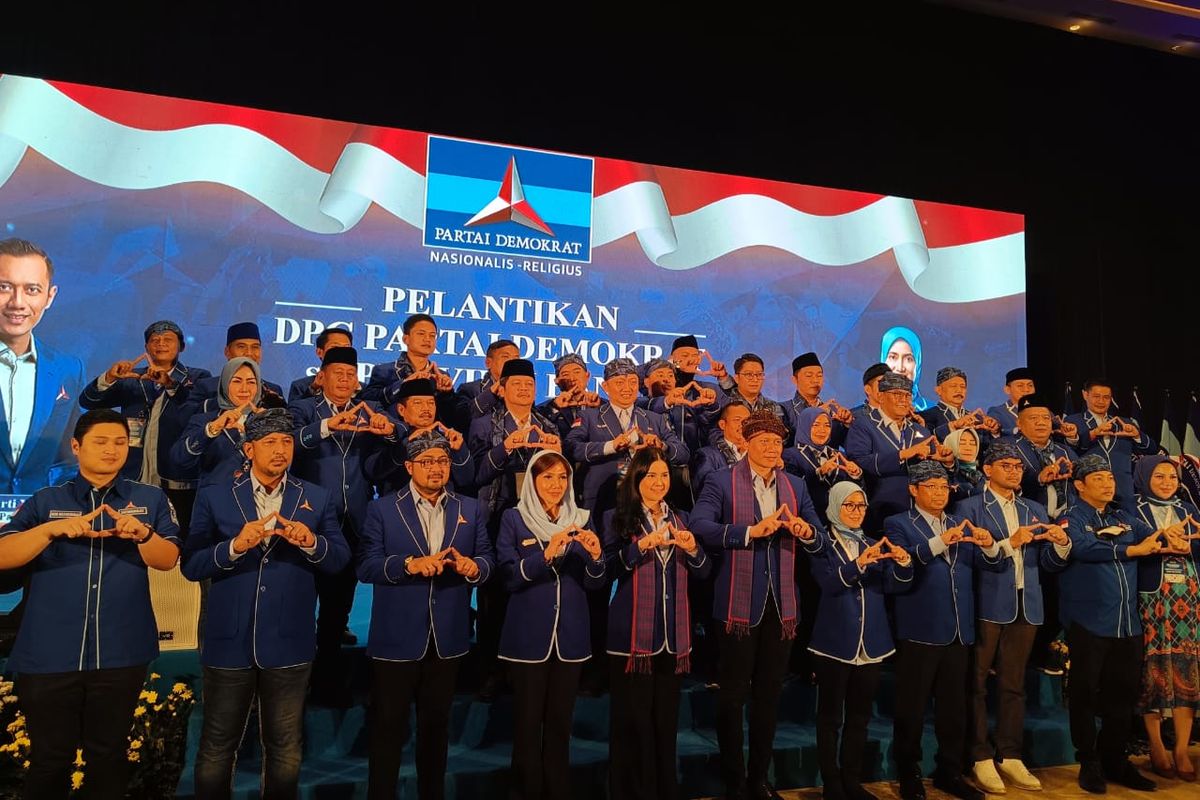 Ketua Umum Partai Demokrat Agus Harimurti Yudhoyono melantik pengurus Partai Demokrat se-Banten. Acara pelantikan digelar di Tangerang, Senin (10/10/2022).