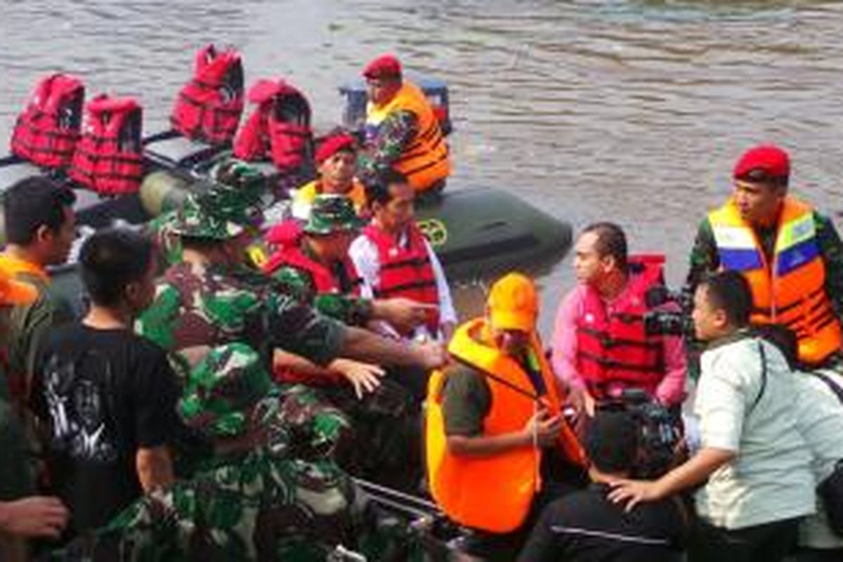 Gubernur DKI Jakarta Joko Widodo dan Asisten Teritotorial KSAD Mayjen Meris Wiryadi melakukan patroli sampah di Sungai Ciliwung, Jakarta Barat.