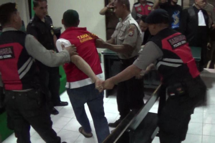 Aparat kepolisian berupaya mengevakuasi terdakwa yang mengamuk di Pengadilan Negeri Sungguminasa, Kabupaten Gowa, Sulawesi Selatan, Senin (16/10/2017).