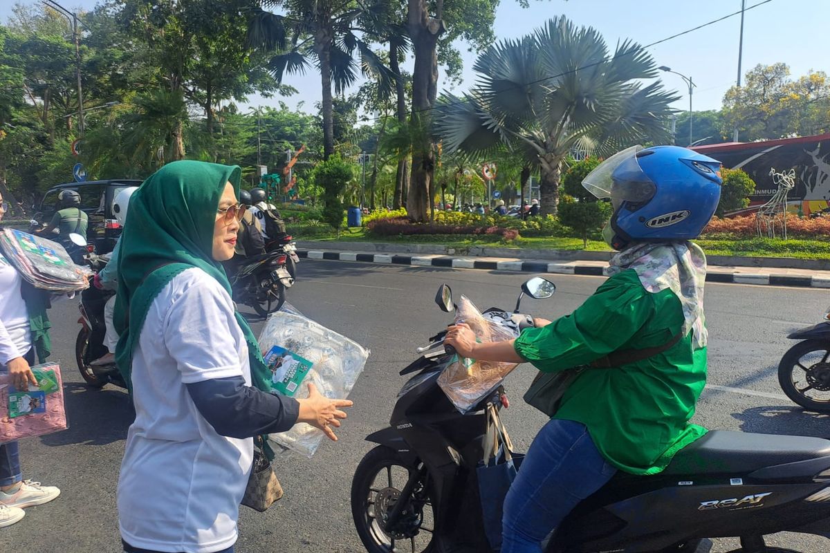 Kader PKB bagi ribuan kerudung dan kaos di Surabaya