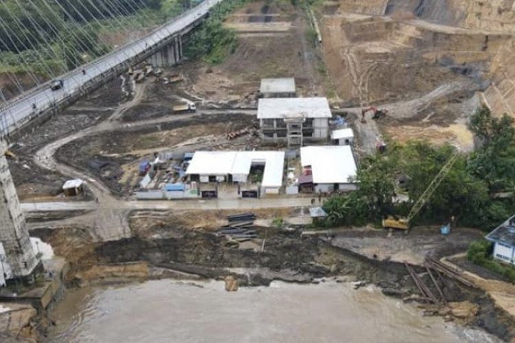 Salah satu tiang Jembatan Mahkota II dari arah Sambutan, Samarinda kritis. Kondisi ini terjadi setelah terjadi tanah longsor atau abrasi tepat di samping tiang jembatan, Minggu (25/4/2021). 