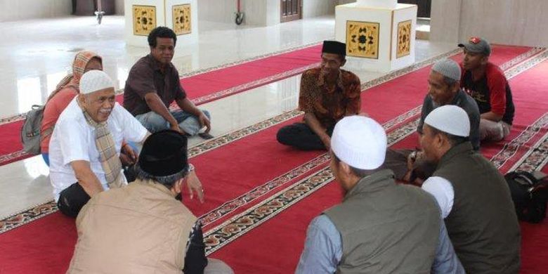 Pendiri masjid di tengah hutan Gowa, Puang Busli (baju koko putih) menerima kunjungan DPD Wahdah Islamiyah Gowa 
