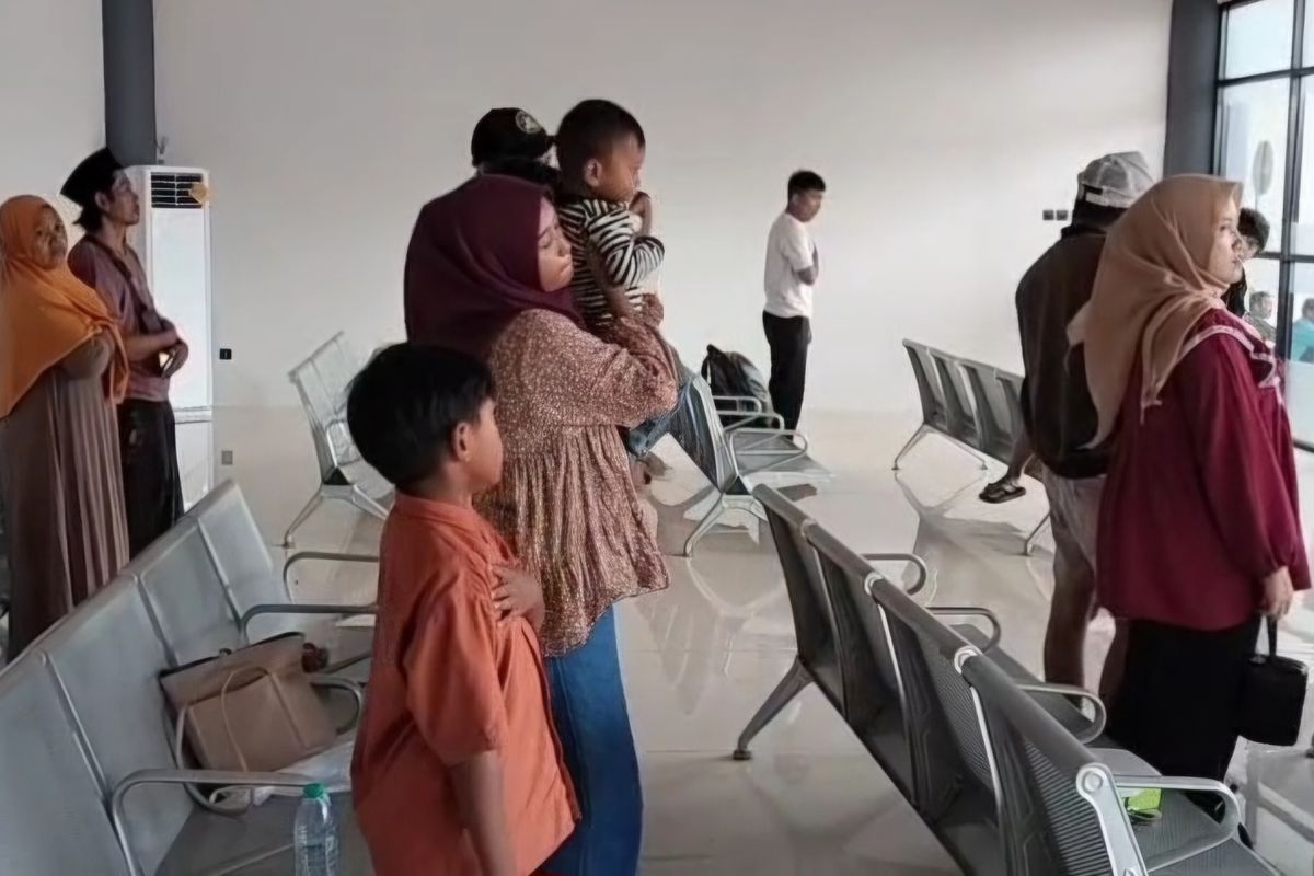 Saat para penumpang di ruang tunggu Terminal Tipe A Arya Wiraraja Sumenep, Jawa Timur, menyanyikan lagu Indonesia Raya, Jumat (16/5/2025). 