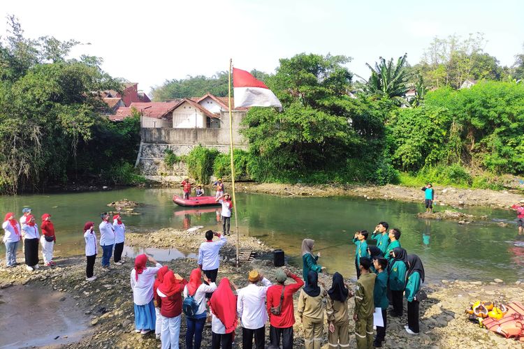 Sejumlah masyarakat dari kalangan komunitas, aktivis lingkungan, hingga mahasiswa melaksanakan upacara bendera HUT ke-78 RI di tengah Sungai Ciliwung, di Kampung Pangkalan Satu, Kelurahan Kedung Halang, Kota Bogor, Jawa Barat, Kamis (17/8/2023).