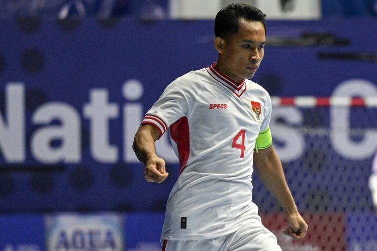 Pemain Timnas Futsal Indonesia Mochammad Iqbal (kiri) mendribel bola dengan dibayangi pemain Timnas Futsal Tanzania Razaki Zuma (kanan) pada turnamen Futsal Four Nations Cup 2025 di GBK Basket Hall, Senayan, Jakarta, Kamis (18/9/2025). ANTARA FOTO/Fauzan/bar