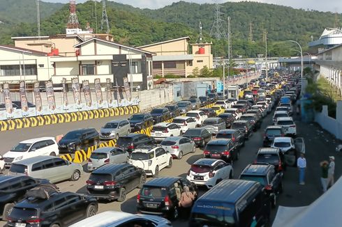 Antrean Kendaraan di Dermaga Eksekutif Pelabuhan Merak Mengular sampai ke Jalan Raya