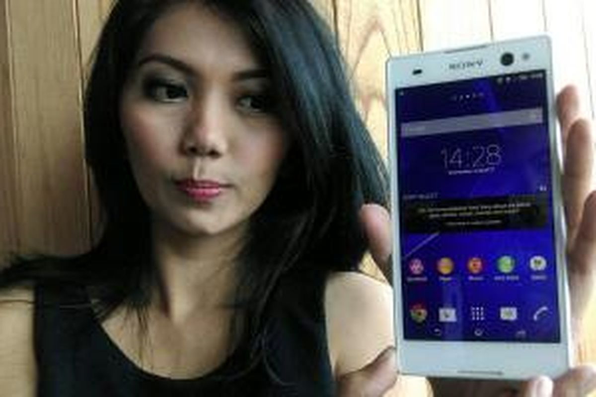 Model memamerkan Sony Xperia C3 di Jakarta, Rabu (27/8/2014).