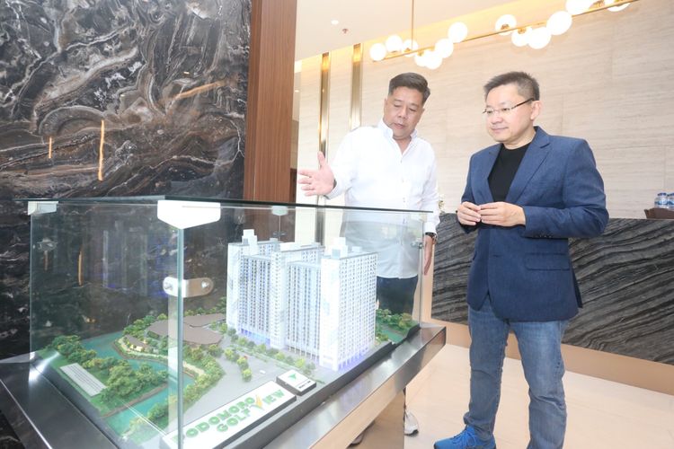 (Kiri-Kanan) Senior Marketing Manager Podomoro Golf View Ferdynand Sadrach bersama Pengamat Properti dan Presiden Direktur Utama ERA Indonesia Darmadi Darmawangsa berbincang di Lobby Tower Ekki Podomoro Golf View, sesuai acara Property Talks Hunian Generasi Milenial: Kebutuhan Hari Ini Sebagai Investasi Masa Depan, Sabtu (27/1). 