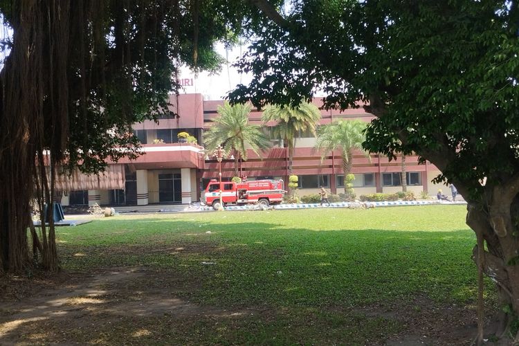 Sebuah mobil pemadam kebakaran melakukan pembasahan kantor Pemerintah Kabupaten Kediri, Jawa Timur, yang rusak akibat aksi massa, Minggu (31/8/2025).