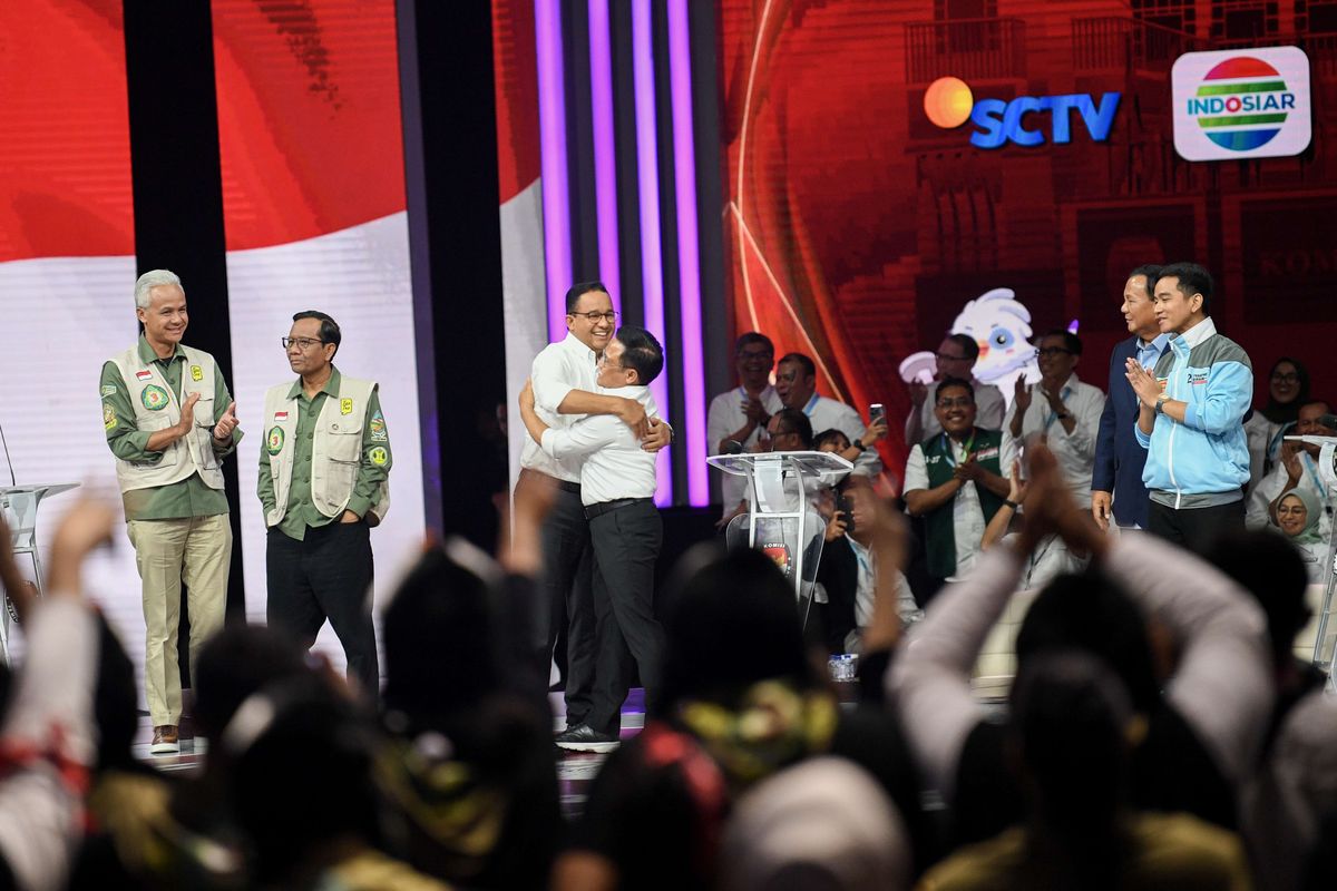 Capres-cawapres nomor urut 1 Anies Baswedan (ketiga kiri) dan Muhaimin Iskandar (ketiga kanan) berpelukan usai Debat Keempat Pilpres 2024 di Jakarta Convention Center (JCC), Jakarta, Minggu (21/1/2024). Debat Keempat Pilpres 2024 mengangkat tema terkait pembangunan berkelanjutan, sumber daya alam, lingkungan hidup, energi, pangan, agraria, masyarakat adat dan desa. ANTARA FOTO//M Risyal Hidayat/tom.