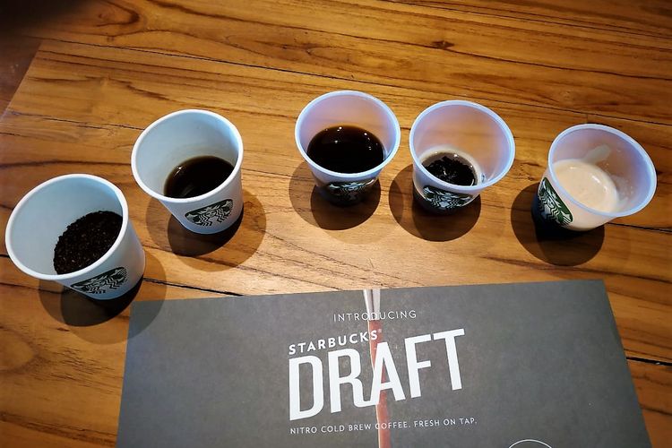 Dari kiri ke kanan adalah gelas berisi campuran kopi yang digiling medium, kopi yang diseduh panas, kopi yang diseduh cold brew tapi prosesnya salah, kopi cold brew dengan cara penyeduhan benar yang memperlihatkan crema, serta kopi cold brew dengan nitro.