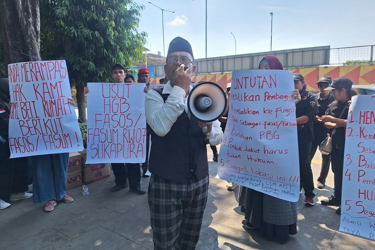 Warga Geruduk Kantor Walkot Jakut, Tolak Fasum Diubah Jadi Lahan Komersial